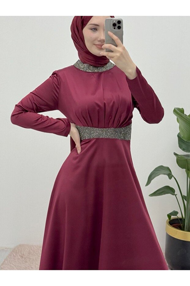 Saténové večerní šaty s kamennými detaily - vínové s výstřihem a pasem - 2