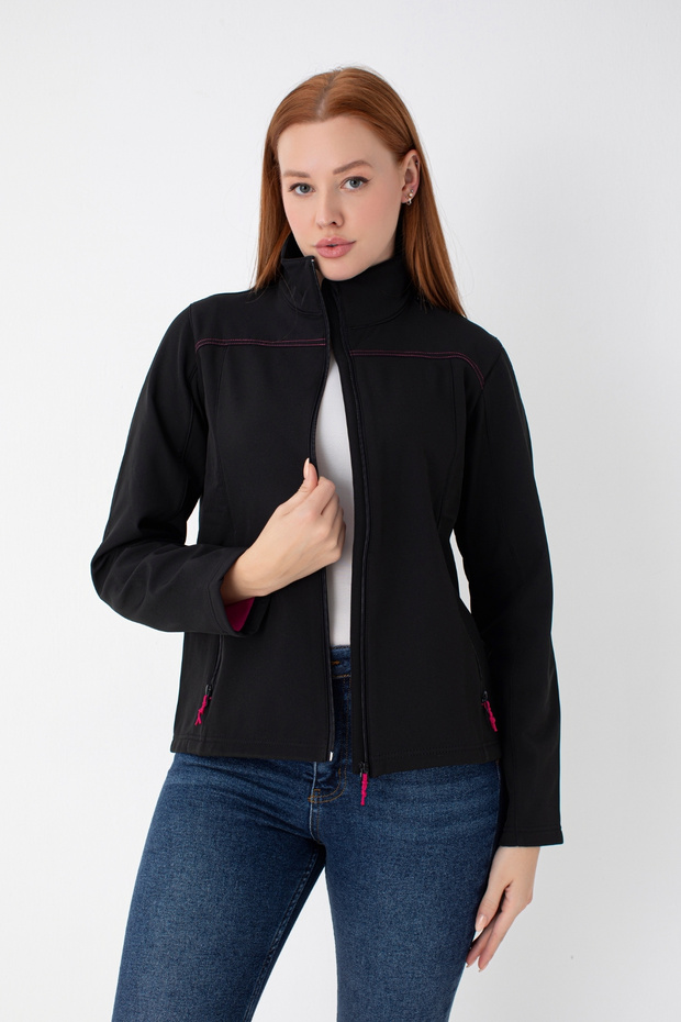 Kadın Siyah Softshell Mont – 2 Cepli, Pembe Çizgi Detaylı, Su İtici Kumaş ve Özel Doku - 2