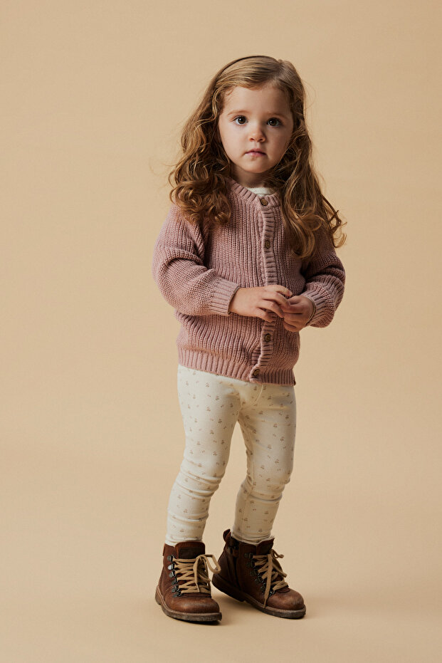 MINŐSÉGI AS EARLIER 13218131 
 
 KOMPOSITION 57% organikus pamut, 38% Liocell TENCEL, 5% Elastane, 2X2Rib, - 5