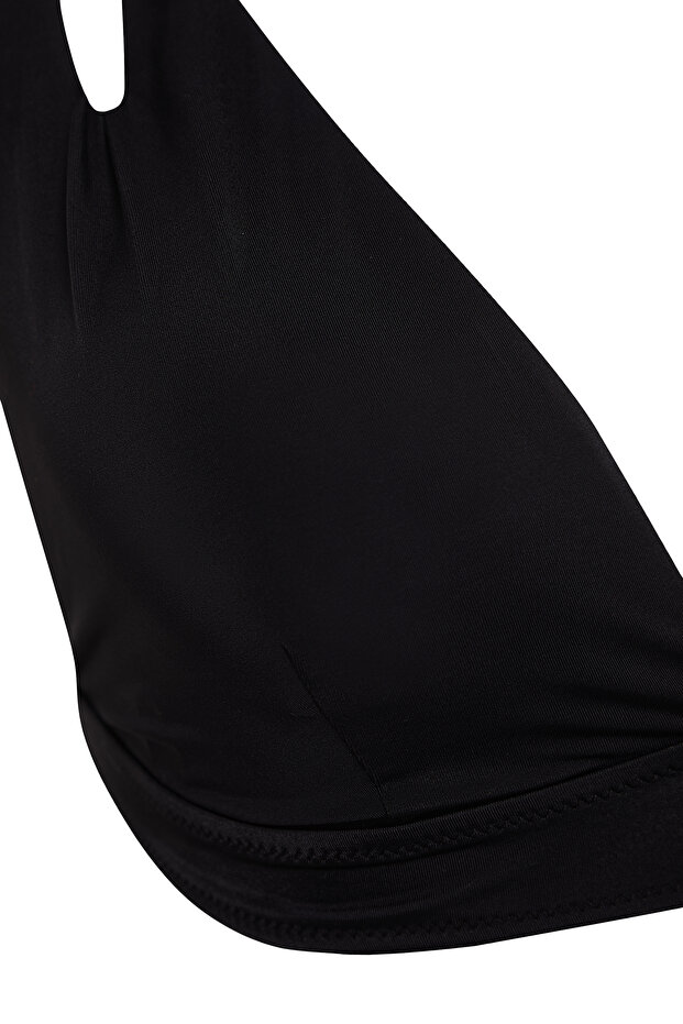 Siyah Derin V Yaka Cut Out Detaylı Büyük Beden Bikini Üstü TBBSS25CT00002 - 8