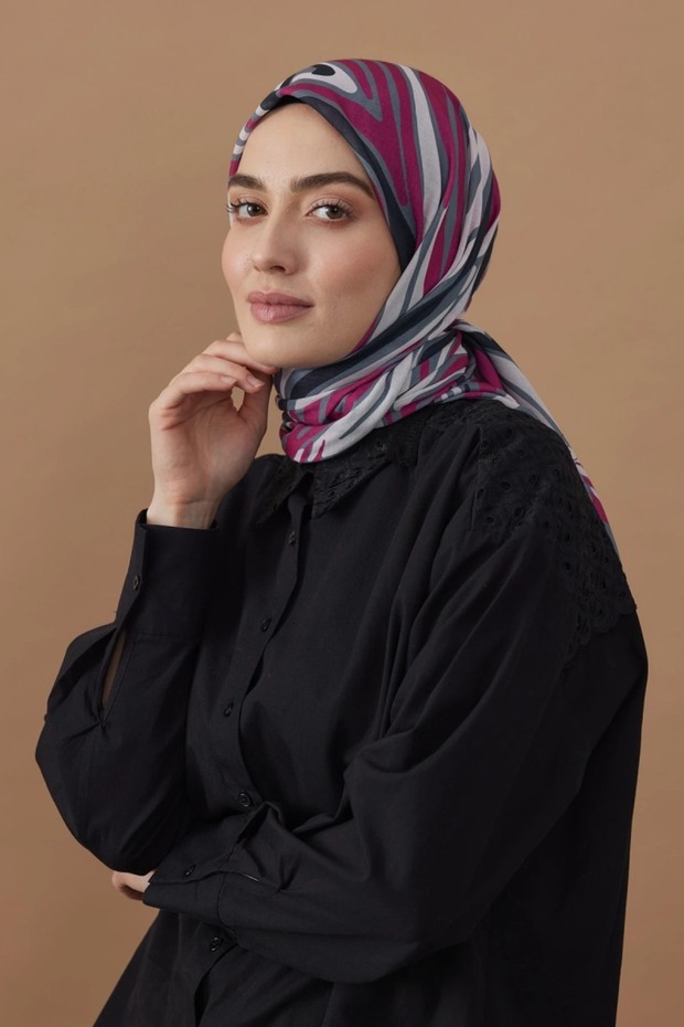 وشاح قطني بنمط حمار وحشي مقاس 110x110 بلون مدخن