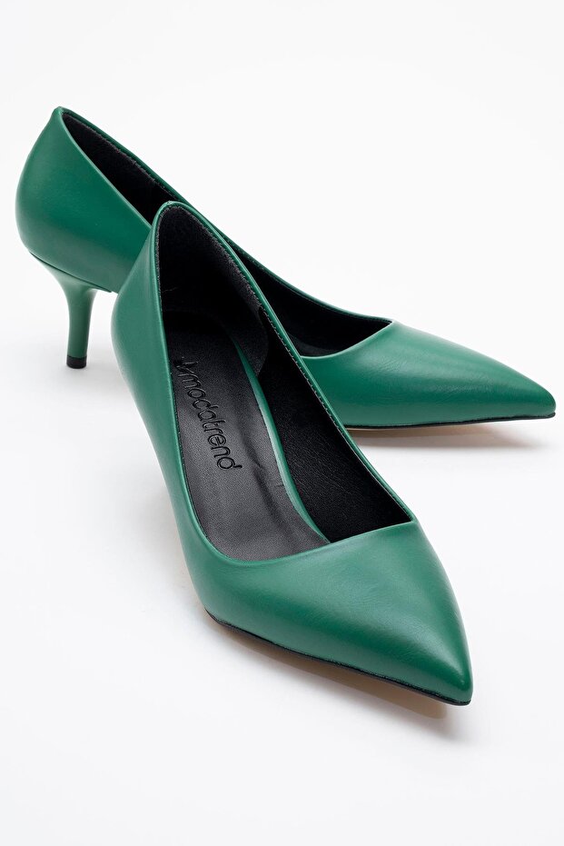 Woman's pointed toe stiletto in grass green skin
