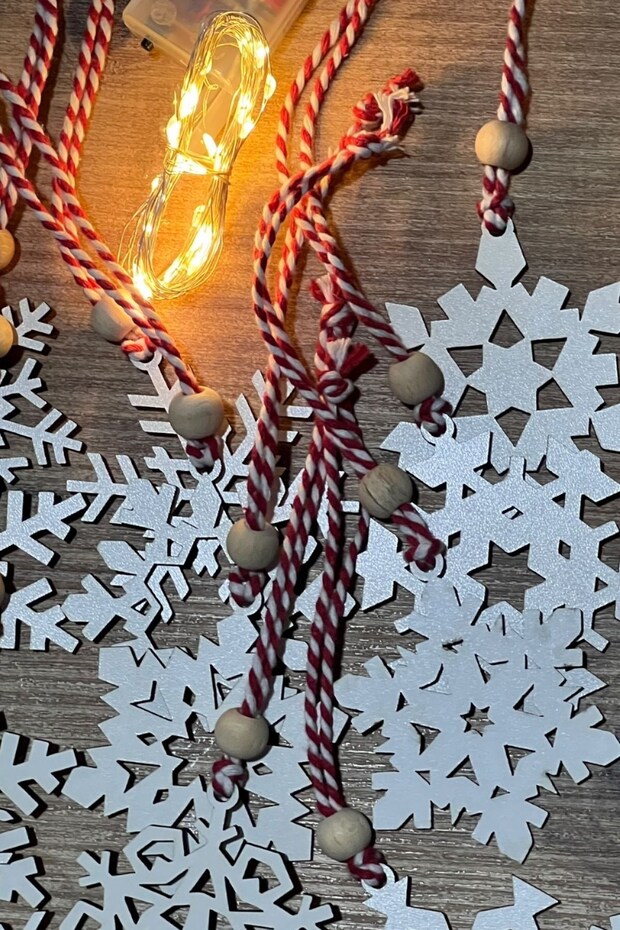 ® 10 Pieces Red and White Drawstring Snowflake Ribbon Themed Fairy Led Wooden Christmas Tree Ornament