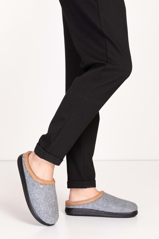 Comfortable and Lightweight House Slippers with Fur Inside Home.216
