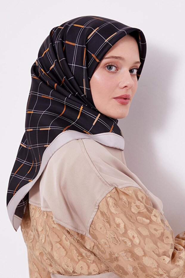 وشاح حريري بنمط مثلث أسود - 1