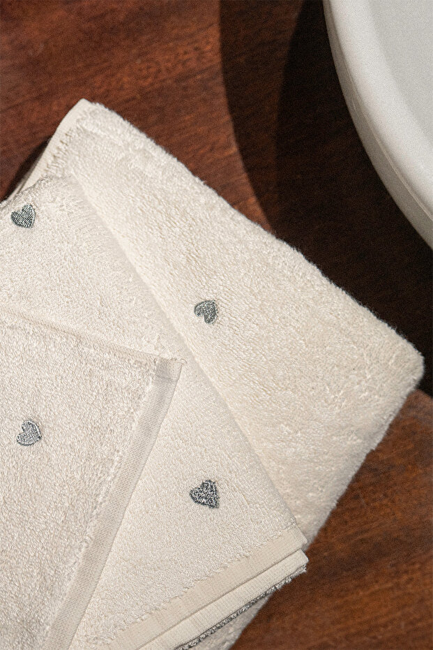 Amore Heart Cotton Face Towel (50 X 90 Cm)
