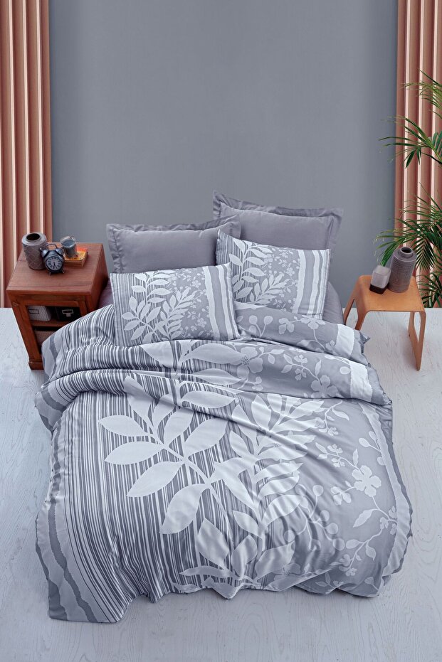 Leaf and Flower Patterned Digital Double Quilt