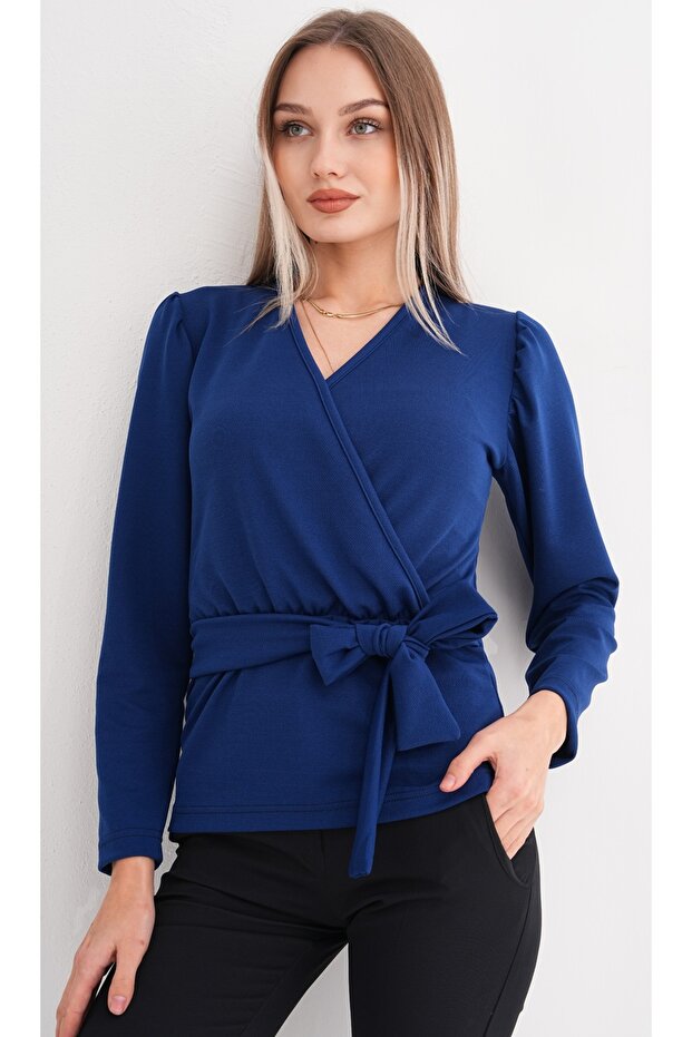 بلوزة باللون الأزرق الداكن بأزرار على الجهتين بياقة طويلة الأكمام وحزام قماش قابل للتمدد كريب