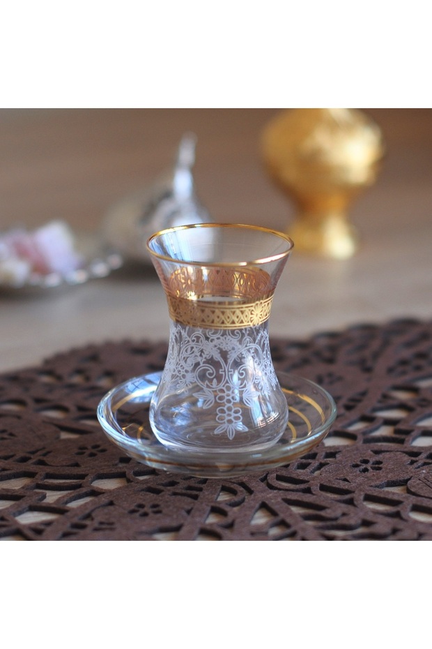 طقم شاي بنمط نقش ذهبي