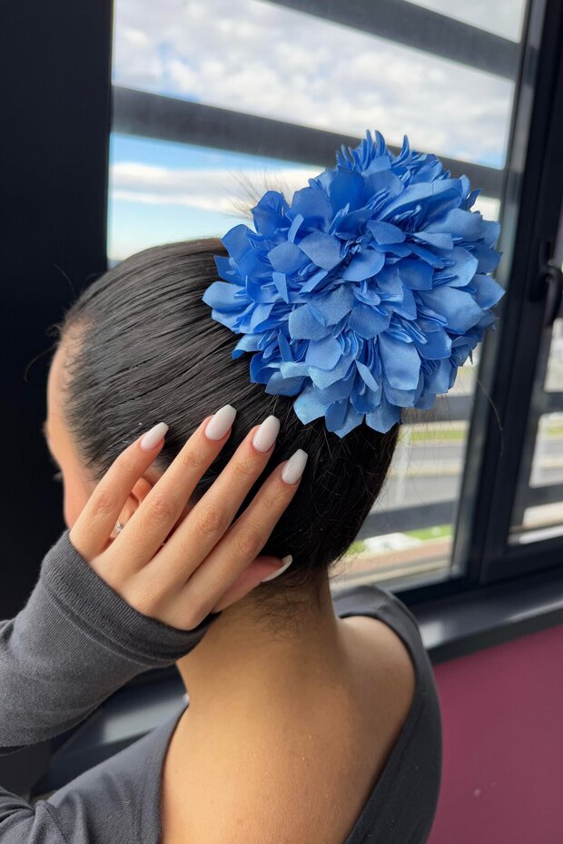 Blue Color Chrysanthemum Blossom Detailed Peg Buckle