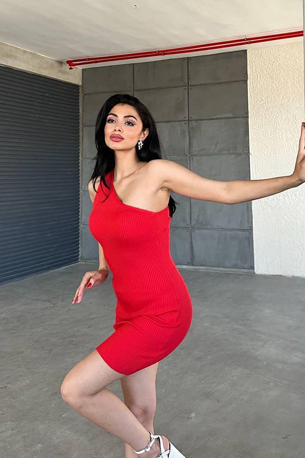 Kırmızı Tek Omuz Detaylı Standart Beden Triko Elbise - 7