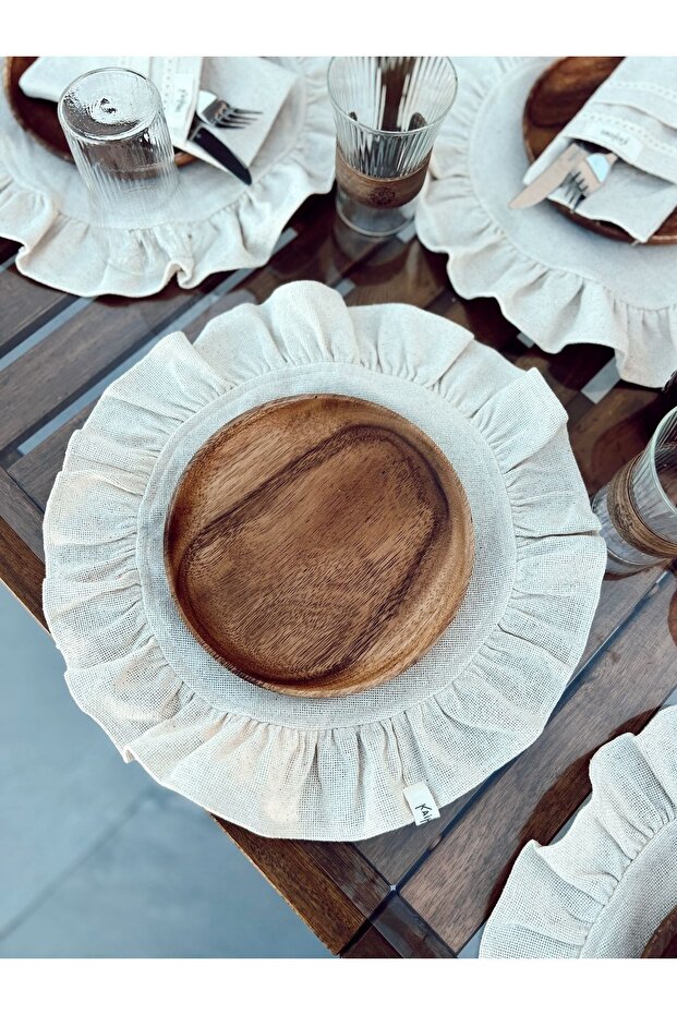 4-Piece Raw Linen Round Plate with Ruffle Detail, American Style/Supla