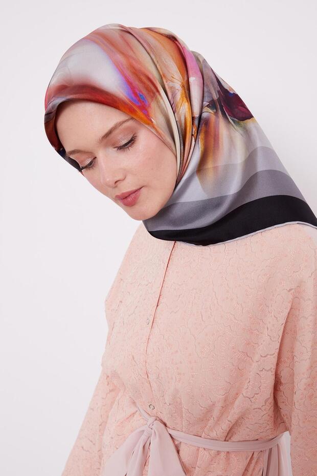 وشاح حريري بنمط رسم أسود