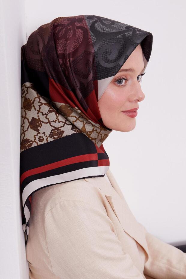 وشاح حريري بنمط عرقي أسود