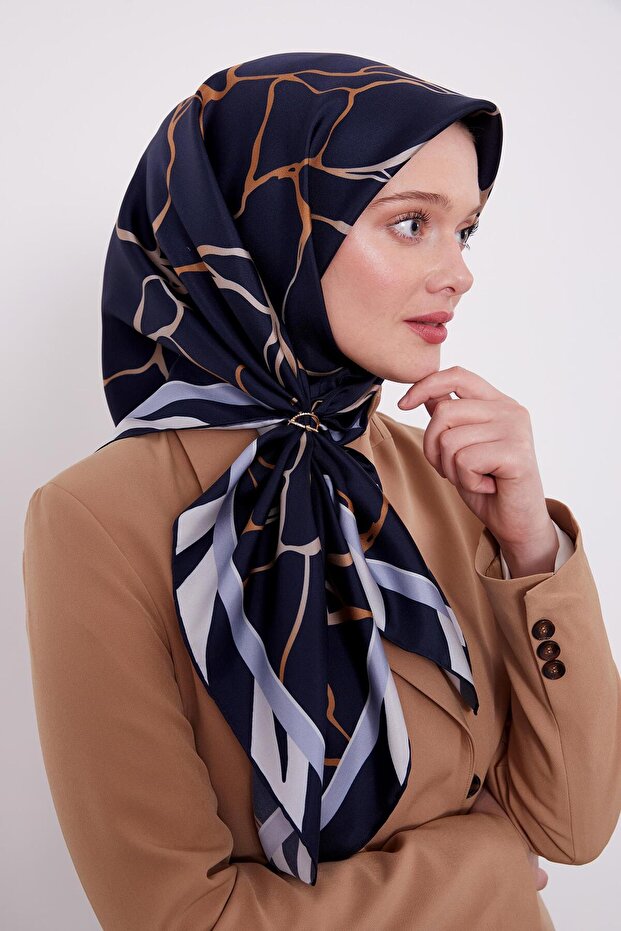 وشاح حريري بنمط موجة باللون الأزرق الداكن