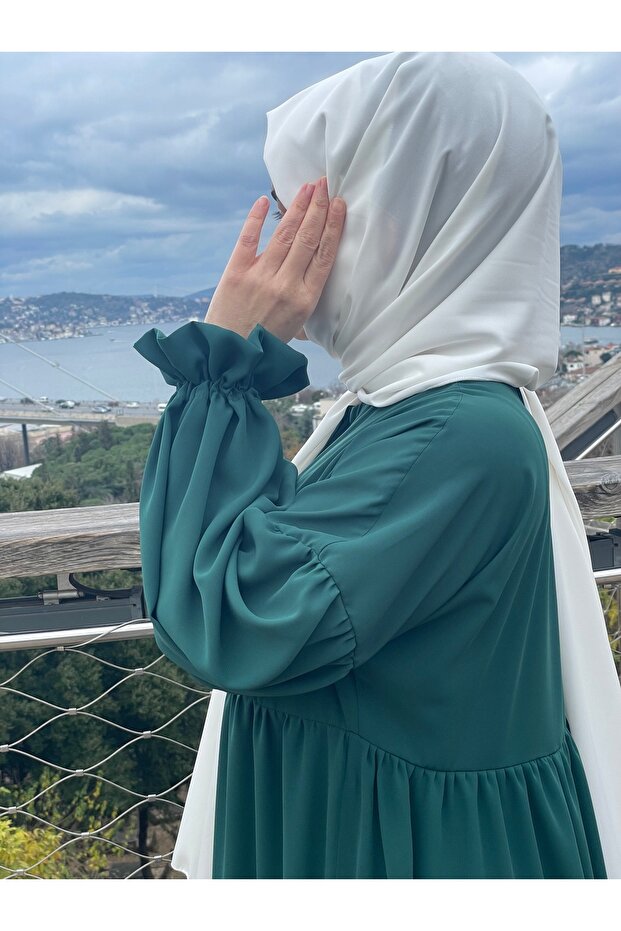 Ferace مع رداء أخضر زمردي
