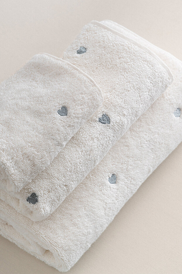 Amore Heart Embroidered Hand Towel (30 x 50 cm)