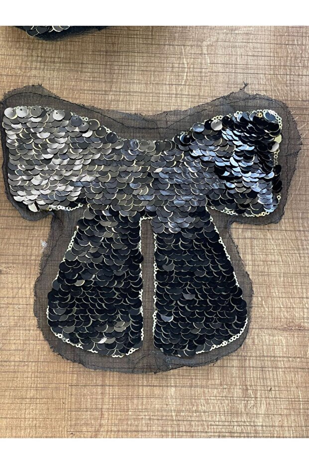 رقعة شعار مزخرفة بفيونكة سوداء مقاس 18 × 22 سم