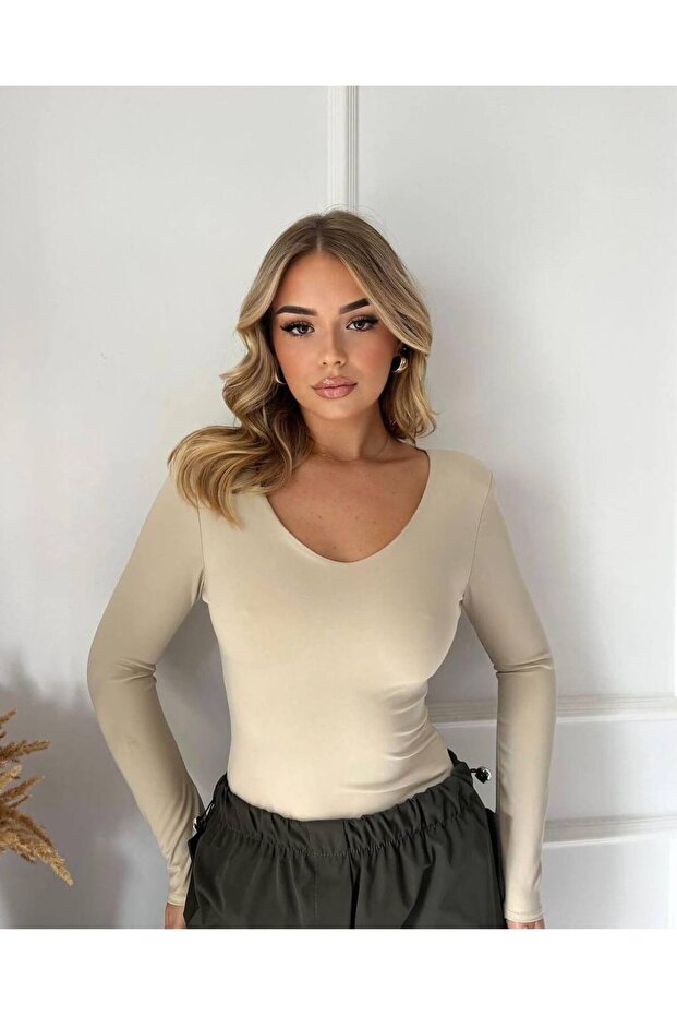بلوزة أساسية بأكمام طويلة ورقبة على شكل حرف V - 1