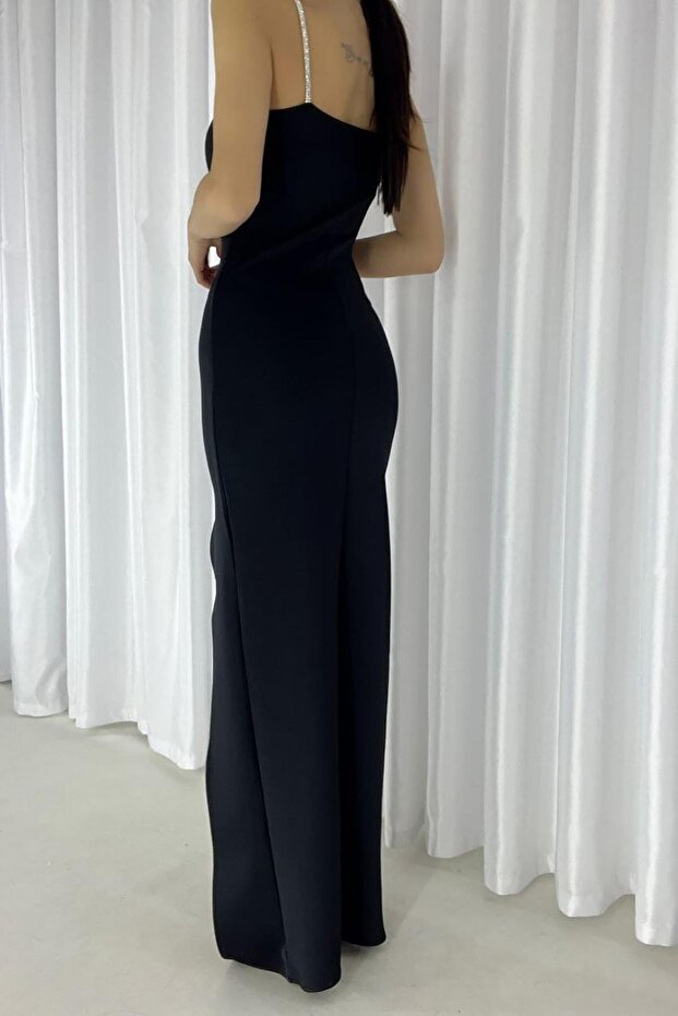 Czarna sukienka wieczorowa z cienkimi ramiączkami i rozcięciem, wykonana z tkaniny scuba z ozdobnymi kamieniami - 3