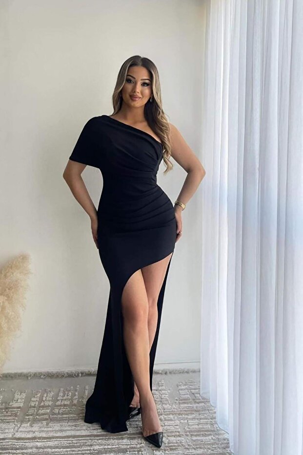 فستان أسود بتصميم خاص من قماش السكوبا بفتحة جانبية وكتف واحد