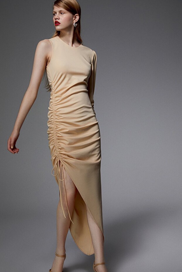 Drapeli Yırtmaçlı Ekru Elbise - 4