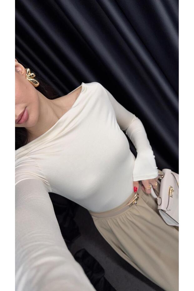 بلوزة إكرو أساسية برقبة قارب - 3