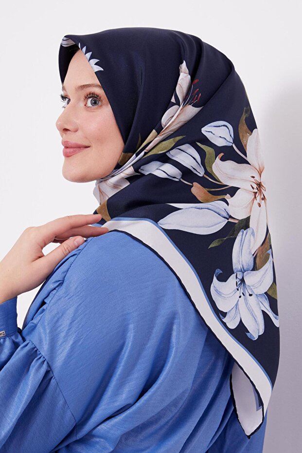 وشاح حريري بنمط زنبق أزرق داكن