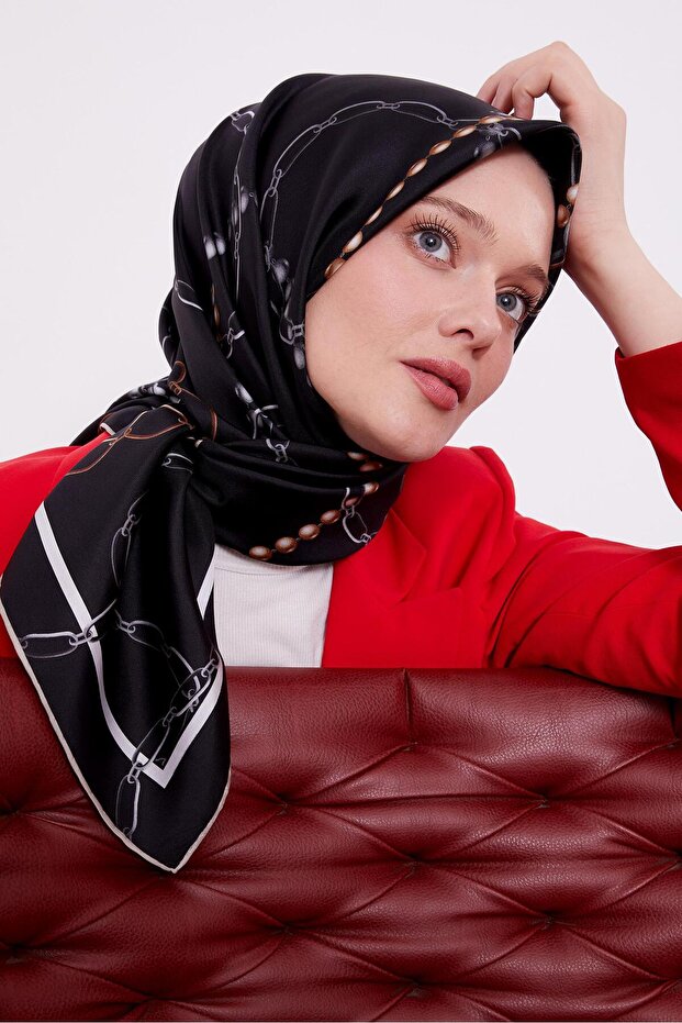 وشاح حريري بنمط اللؤلؤ الأسود