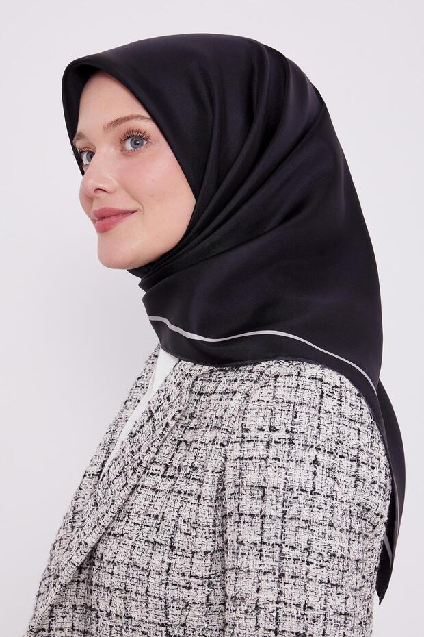 وشاح حريري مخطط باللون الأسود