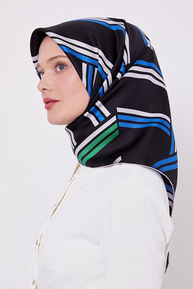 وشاح حريري أسود بنمط ثلاثة خطوط