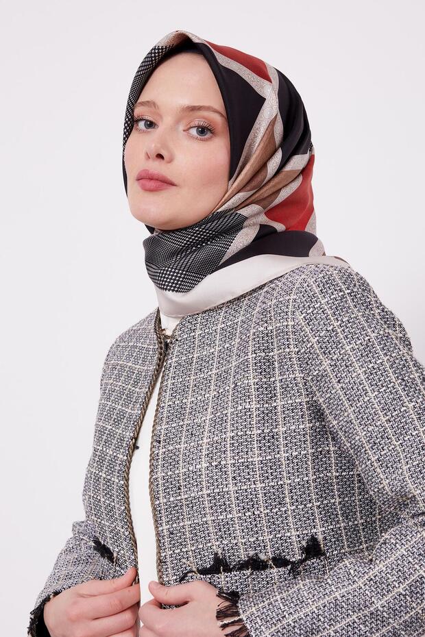 وشاح حريري بنمط عرقي باللون البيج