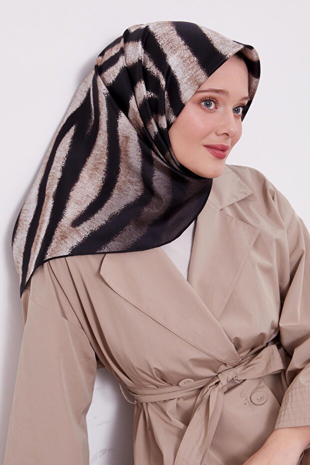 وشاح حريري بنمط حمار وحشي بني اللون