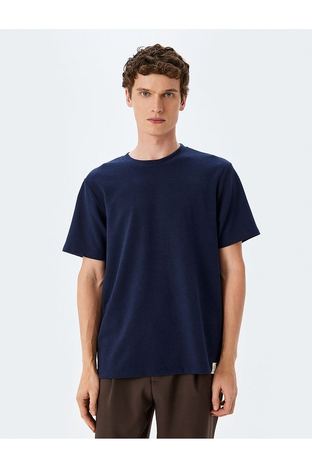 Bisiklet Yaka Regular Fit Kısa Kollu Tok Kumaş Etiket Detaylı Basic Tişört - 3
