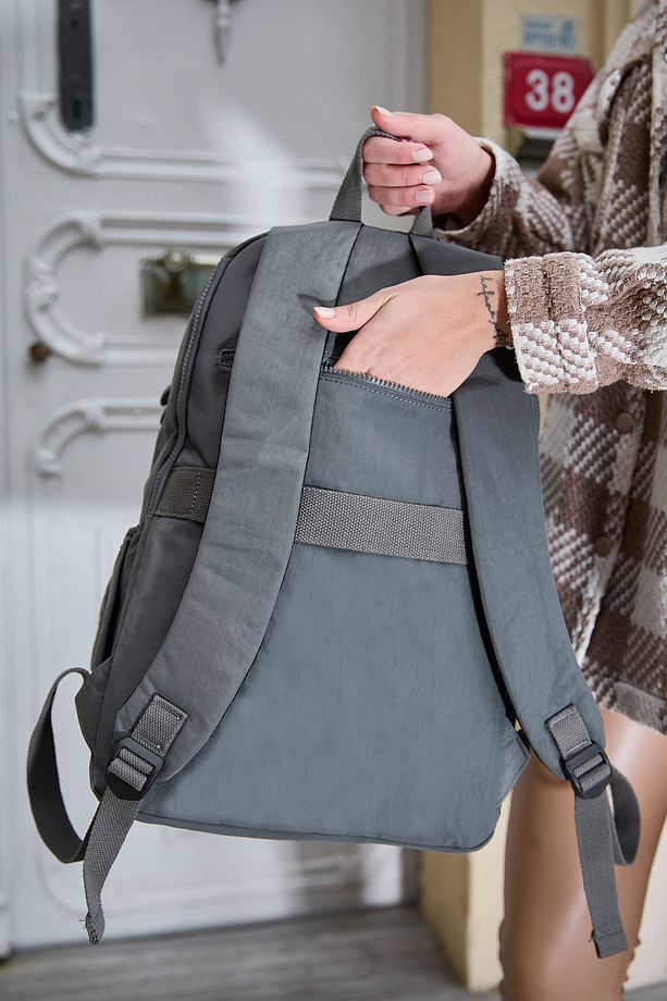 Poze Model Şık Kaliteli Krinkıl Suya Dayanıklı Unisex Laptop Okul ve Seyehat Sırt Çantası VİP - 8