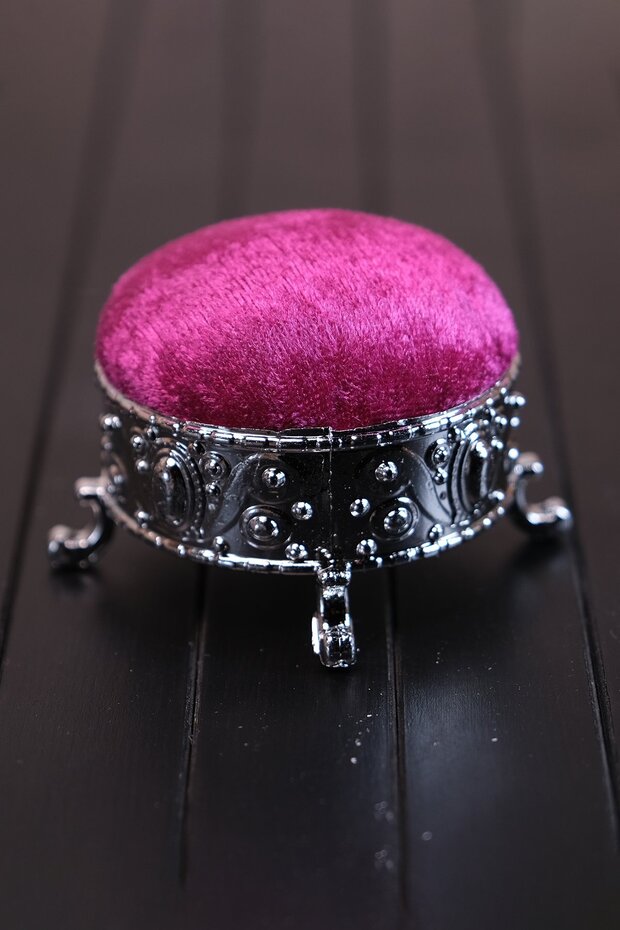 Wine Scarf Shawl Pin Holder Velvet Silver Footed 5004_08