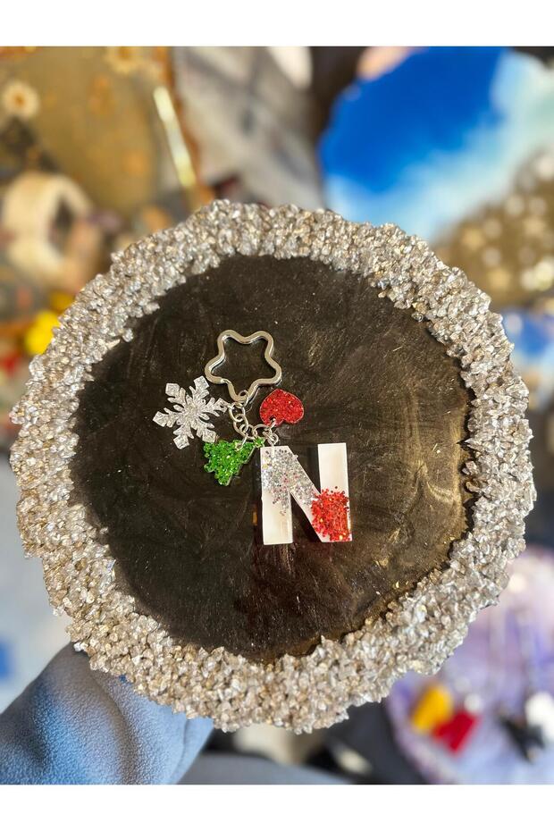 حرف N مفهوم العام الجديد سلسلة مفاتيح إيبوكسي ندفة الثلج شجرة الصنوبر كائن القلب سلسلة مفاتيح هدية ملونة