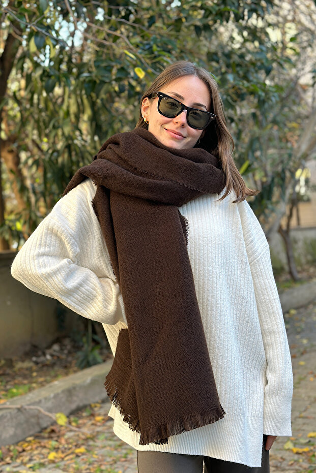 وشاح طويل بتفاصيل شرابة ناعمة الملمس