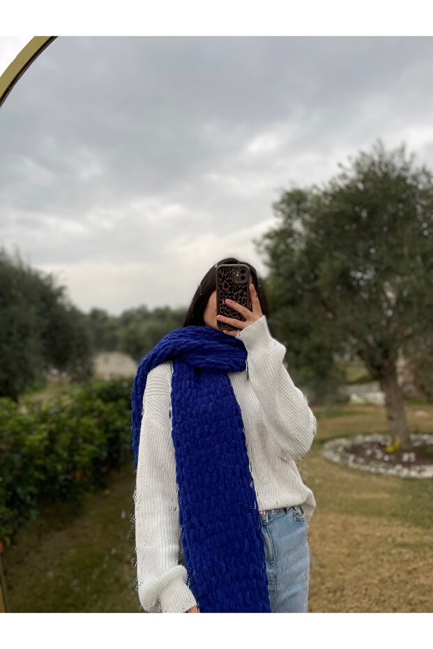 وشاح منتفخ باللون الأزرق الداكن