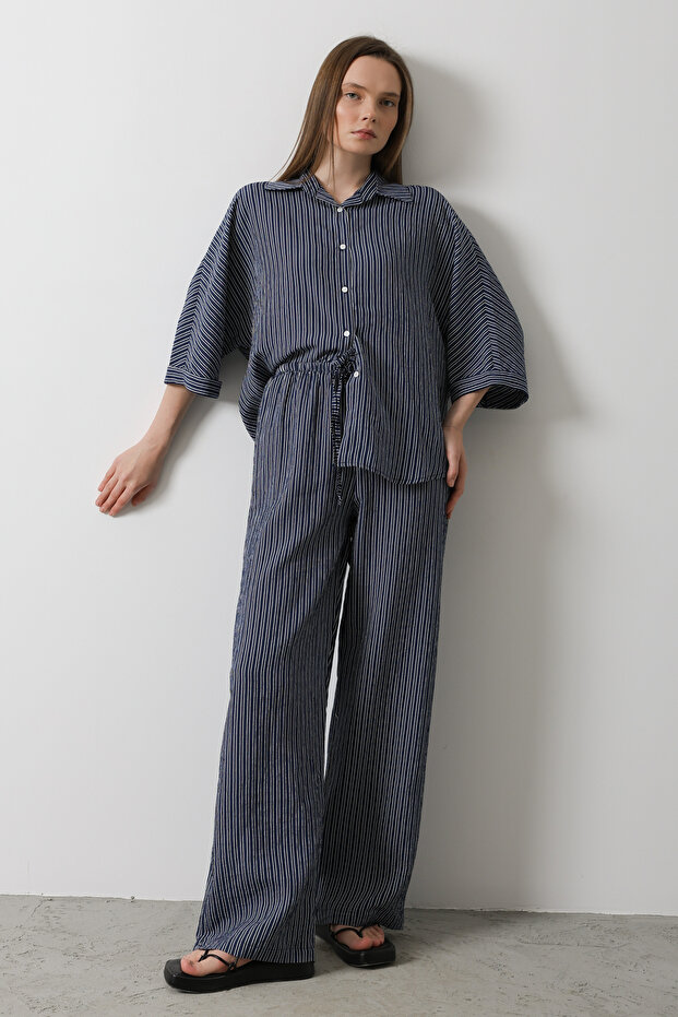 Lacivert Beli Lastikli Bağlama Detaylı Wide Leg/Geniş Paça Çizgili Pantolon TWOSS25PL00043 - 4