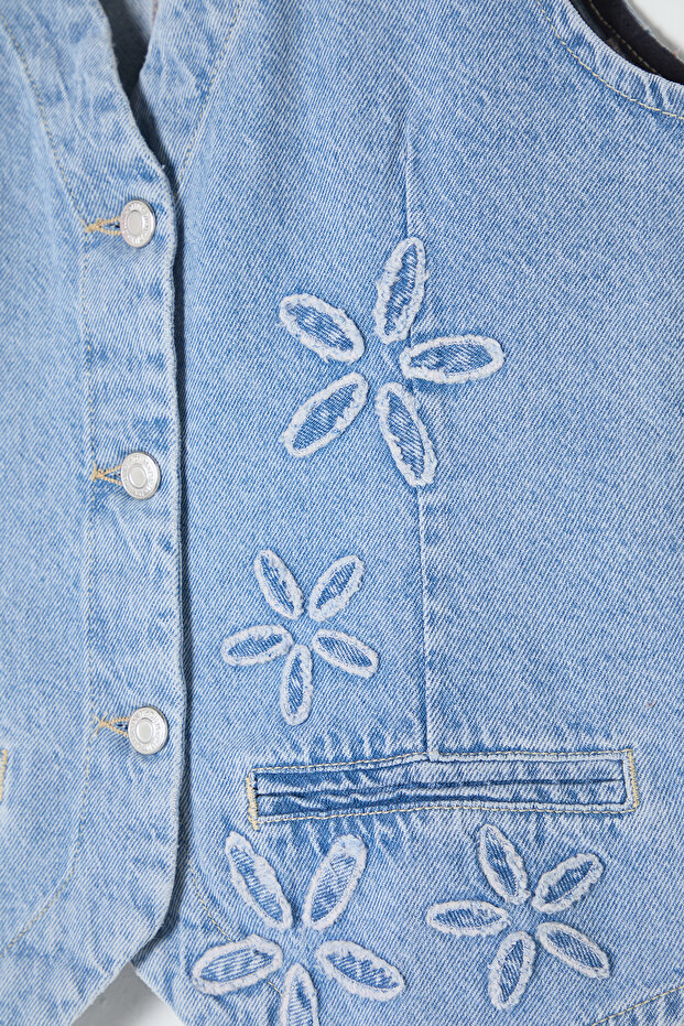 Açık Mavi Çiçek Nakışlı V Yaka Denim Yelek TWOSS25YE00003 - 7