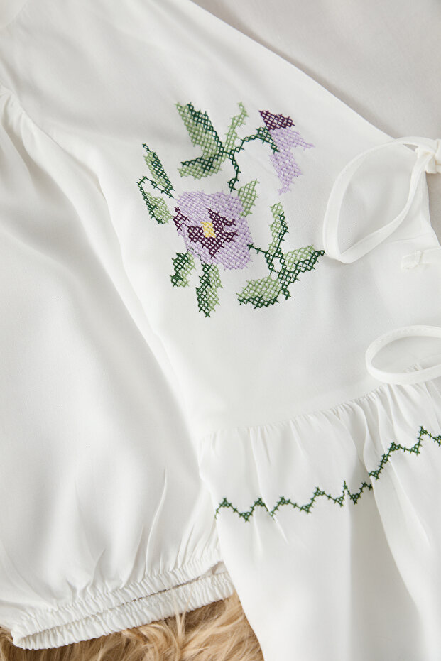 Beyaz Çiçekli Nakışlı Bağlama/Fiyonk Detaylı Viskon Şortlu Dokuma Pijama Takımı THMSS25PT00027 - 7