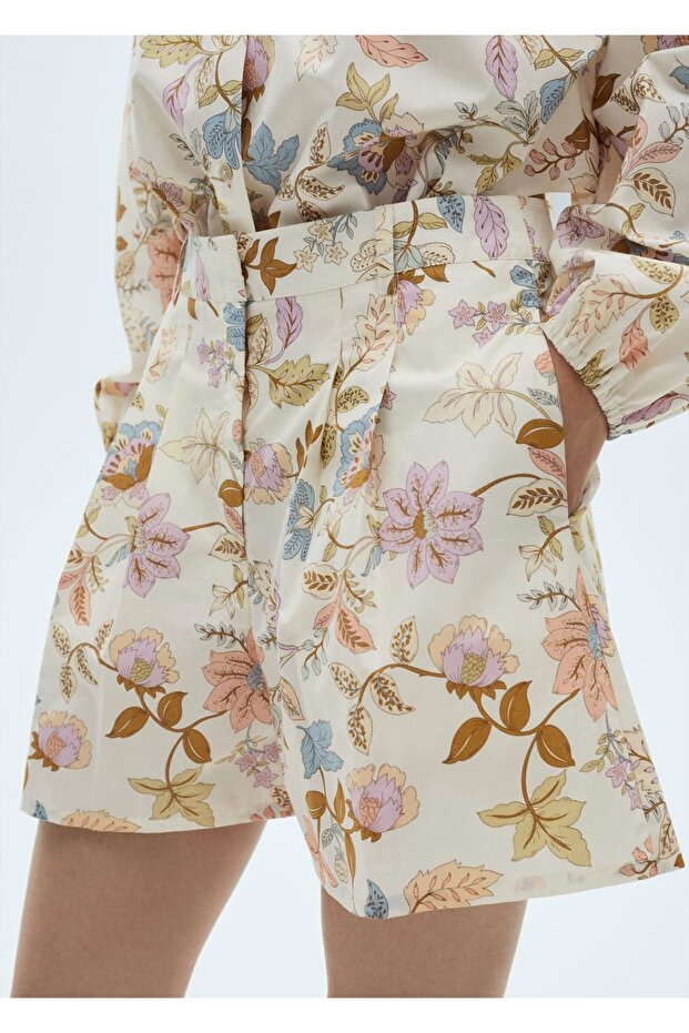 Çiçekli pensli şort - 1