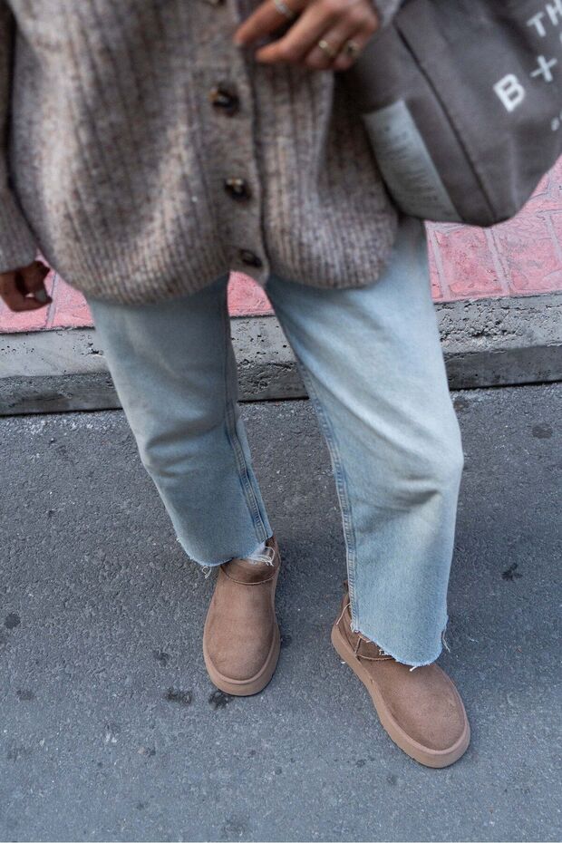 Mini tmavě béžové semišové dámské boty se silnou podrážkou s kožíškem uvnitř - 4