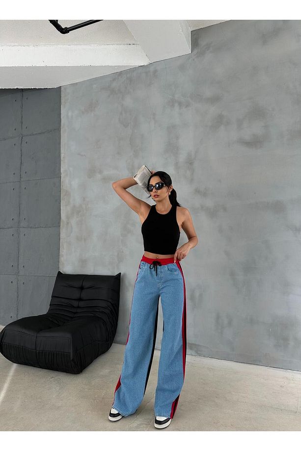 ÖNÜ MAVİ KOT ARKASI 3 İPLİK BAGGY PANTOLON YANLARDAN KIRMIZI ŞERİTLİ BELİ LASTİKLİ - 3