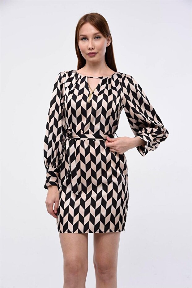 فستان نافذة V منقوش - 3