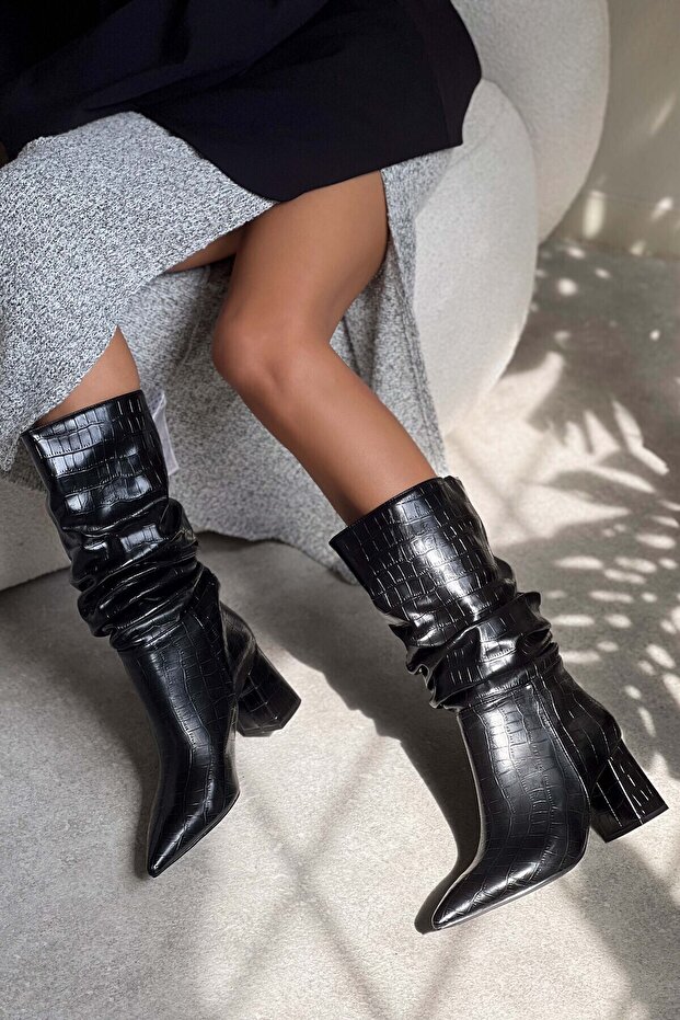 Janelle hegyes orrú fekete mintás, fújtatós női sarkú csizma - 7