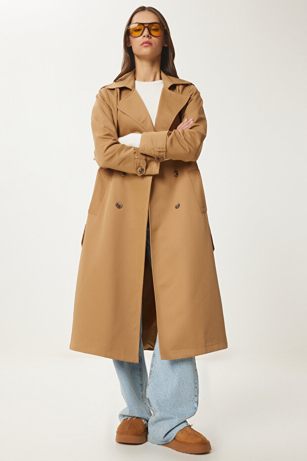 Kamelfarbener Damen-Trenchcoat mit zweireihigem Ausschnitt und Gürtel – DD01346 - 2