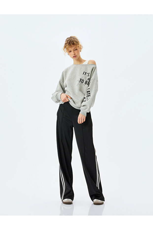 Raised Off-The-Shoulder Boat Neck Printed Oversize Sweatshirt