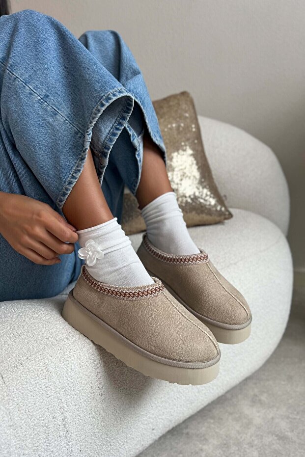 Süße, sandbeige Wildleder-Hausschuhe mit flacher Sohle und Fellfutter von Sabo - 8